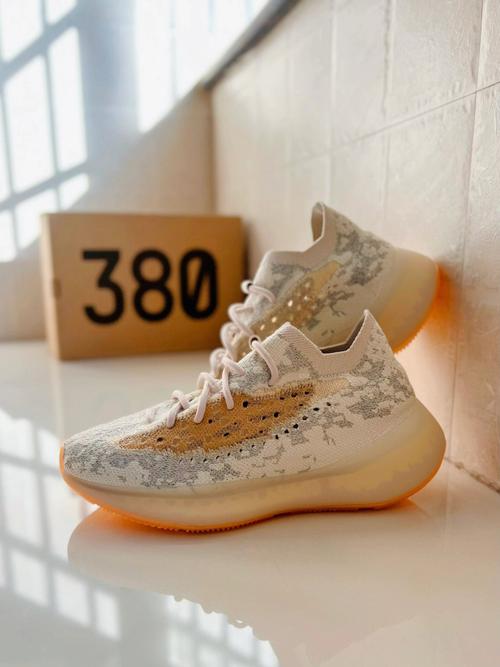 Yeezy380蜜桃粉和白色