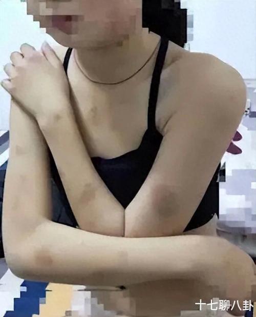 女学生被-c-扒衣服英文网站