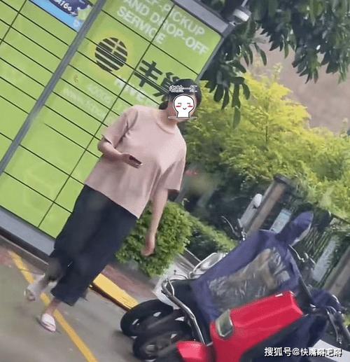 真空下楼取快递被c