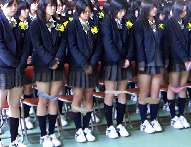老师脱让学生摸