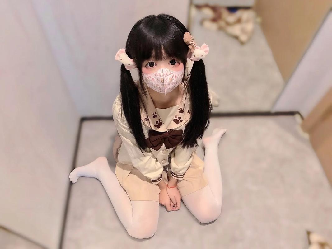 少萝自愿裸体不小心给男子玩
